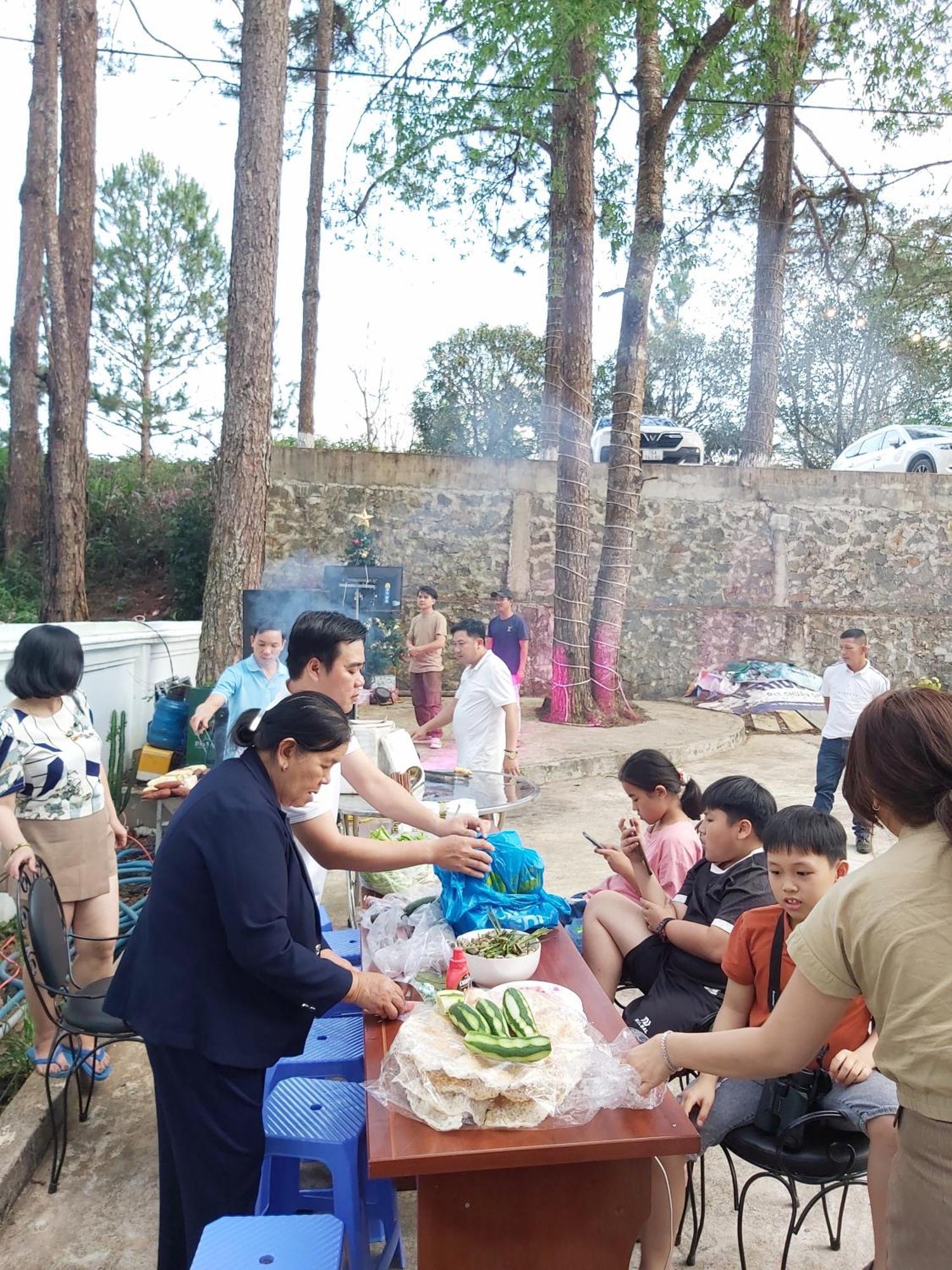 Khach San Hung Viet Hotel Tỉnh Kontum Kültér fotó