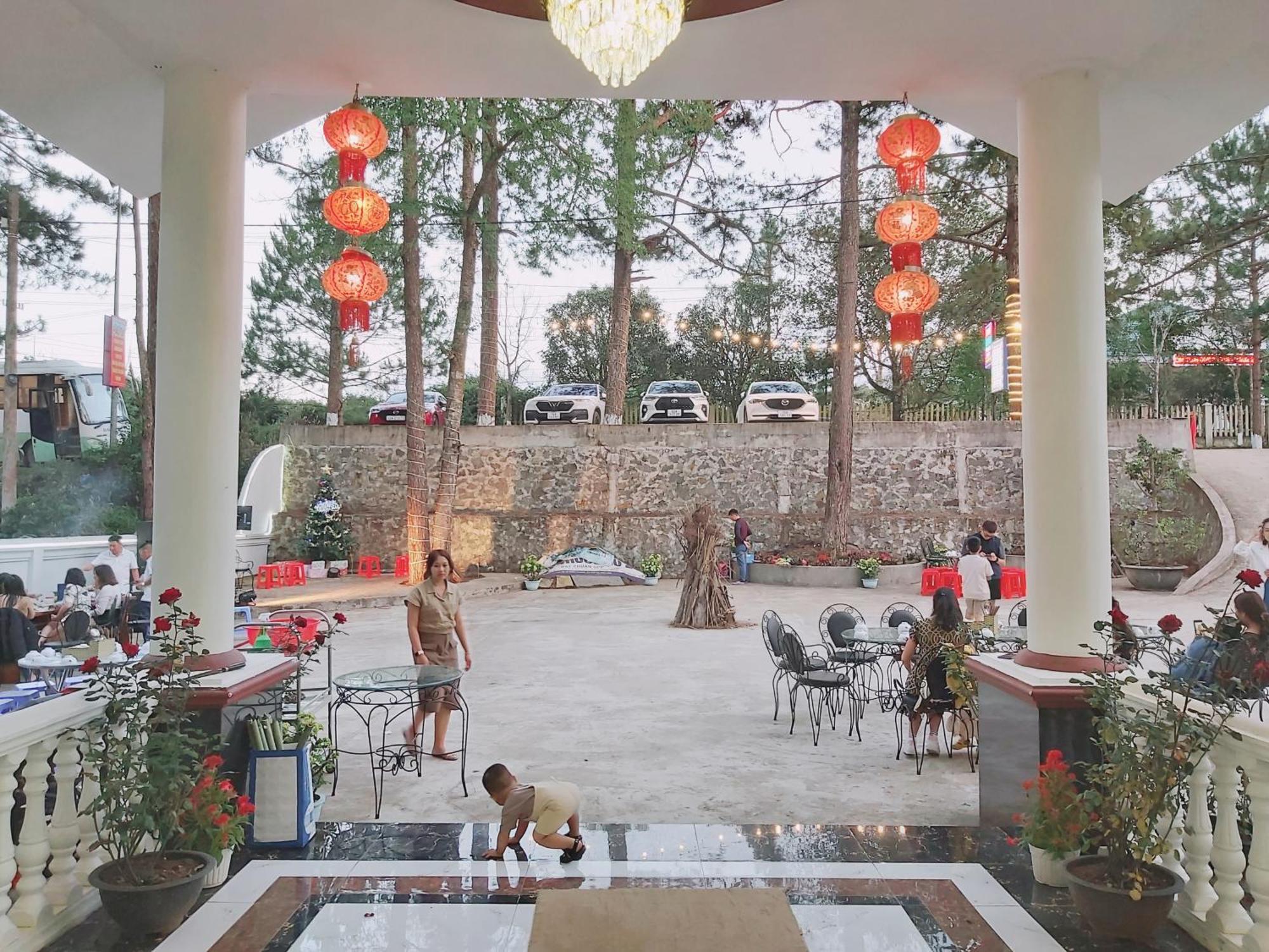 Khach San Hung Viet Hotel Tỉnh Kontum Kültér fotó